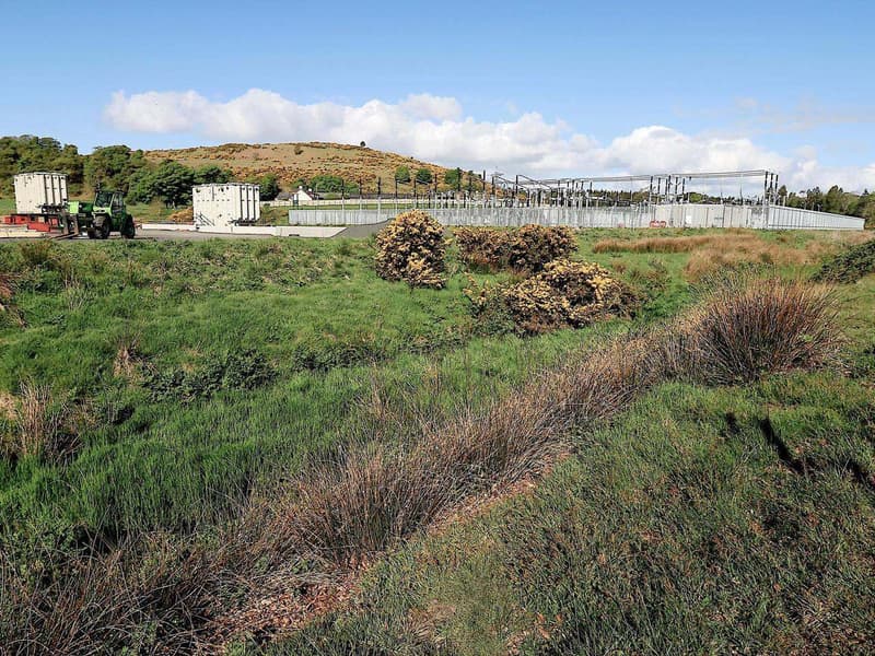 Battery energy storage facility with multiple containerised battery units