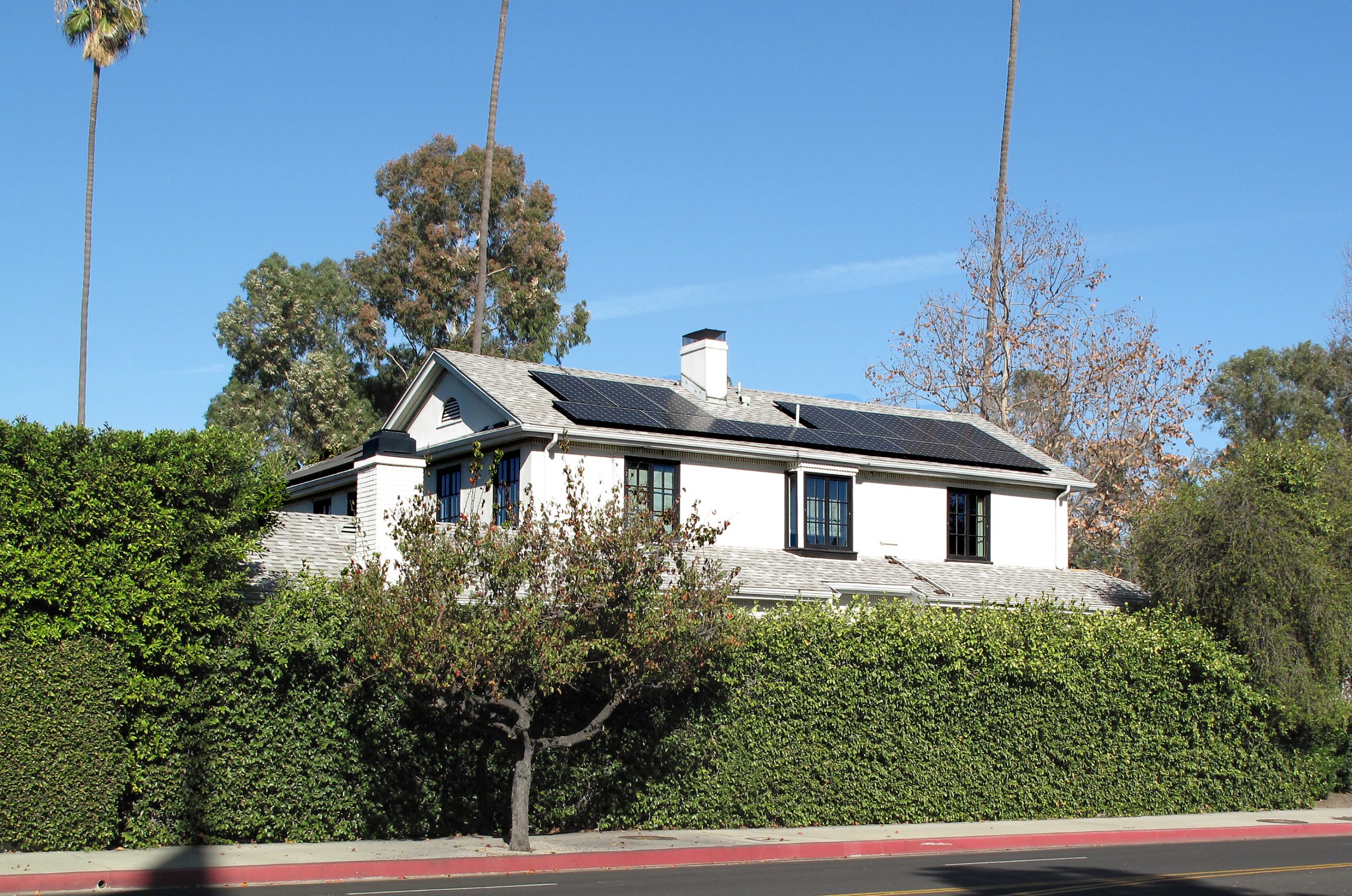 California's Clean-Energy Split Screen: Newsom Signs VPP and Balcony Solar Bills, Vetoes Community Solar — Again