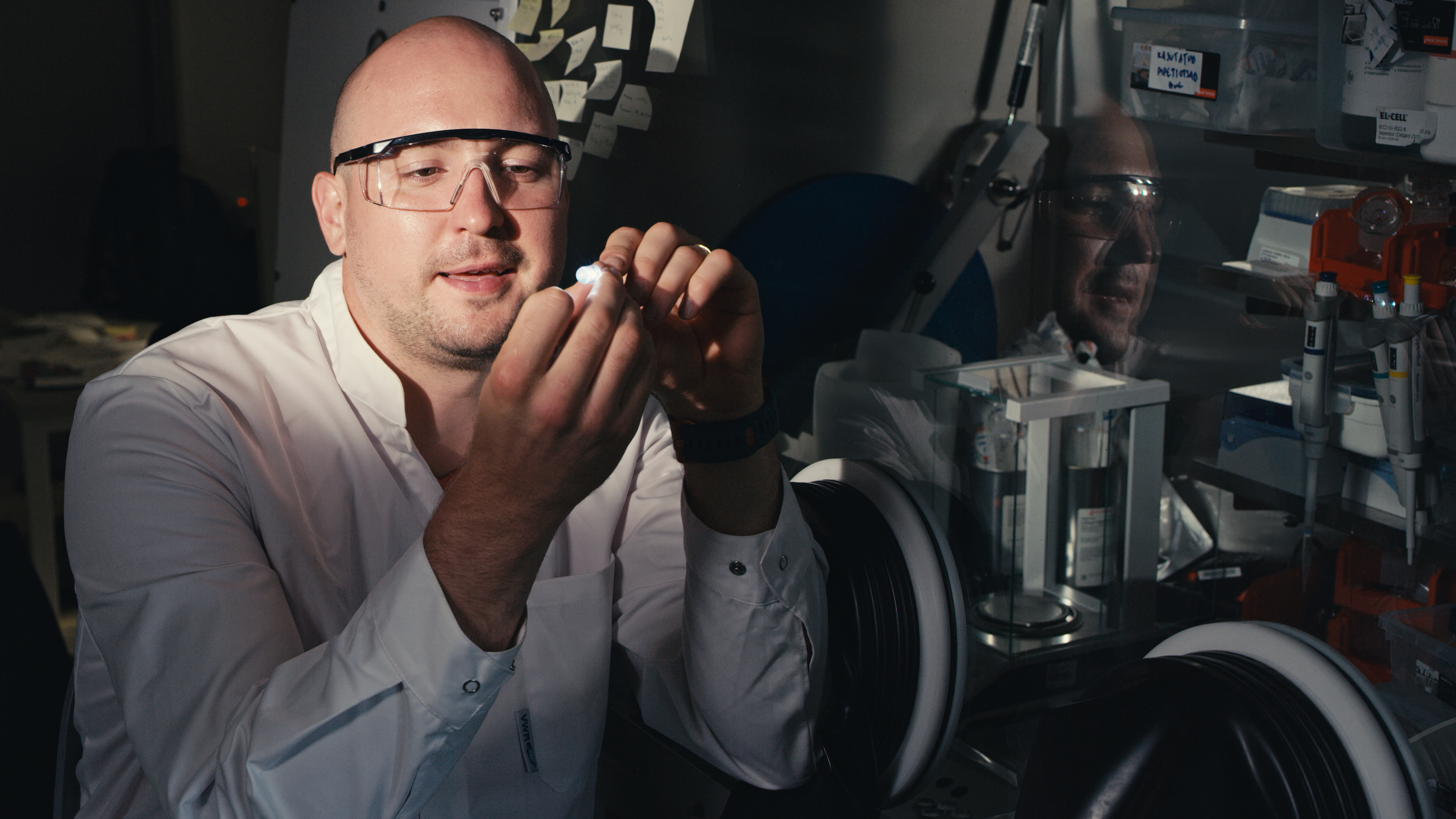 A sodium-ion battery researcher at work in a laboratory (illustrative photo)