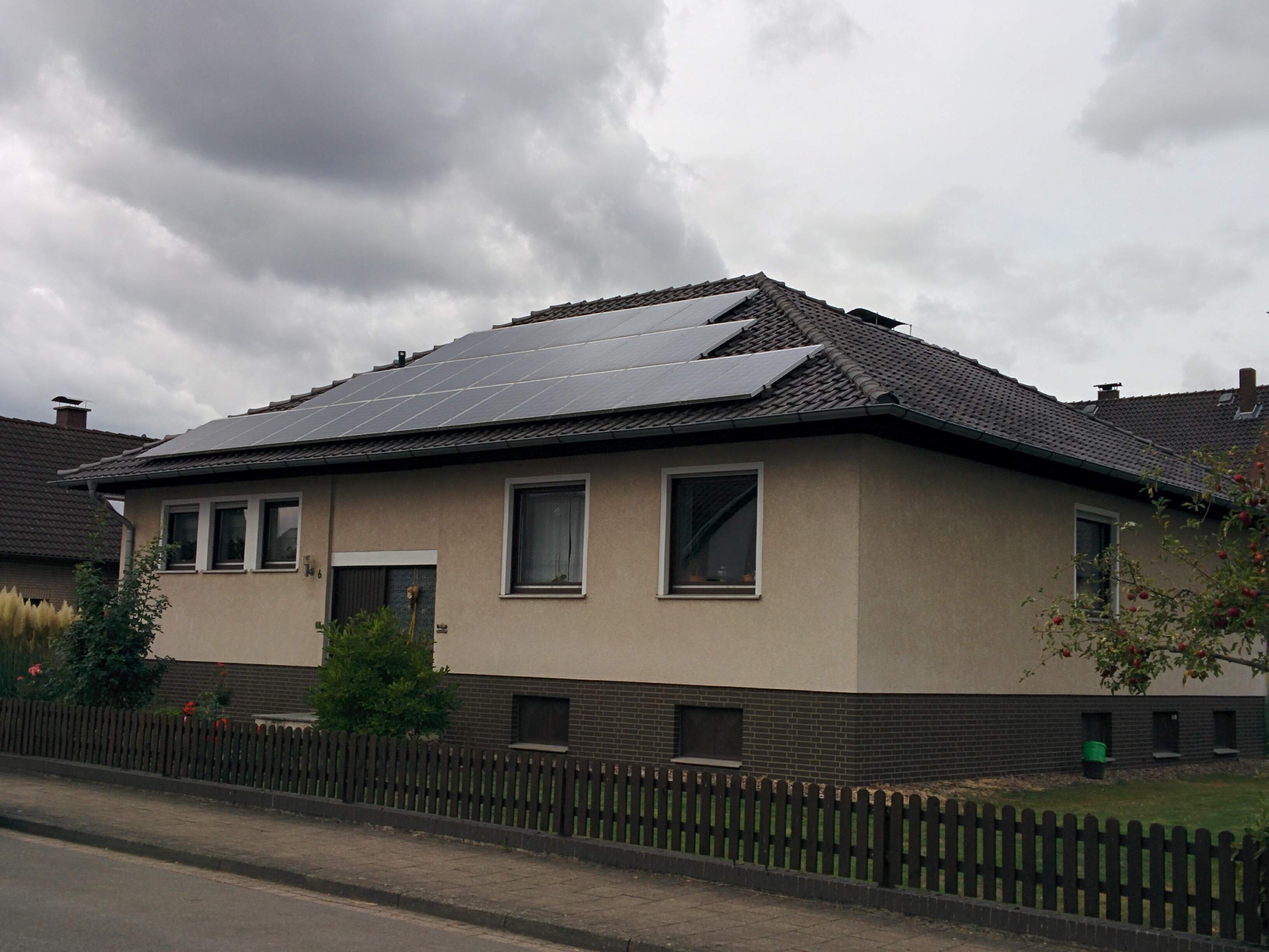 A house in Kirchohsen, Germany, with solar modules on its roof (illustrative photo)