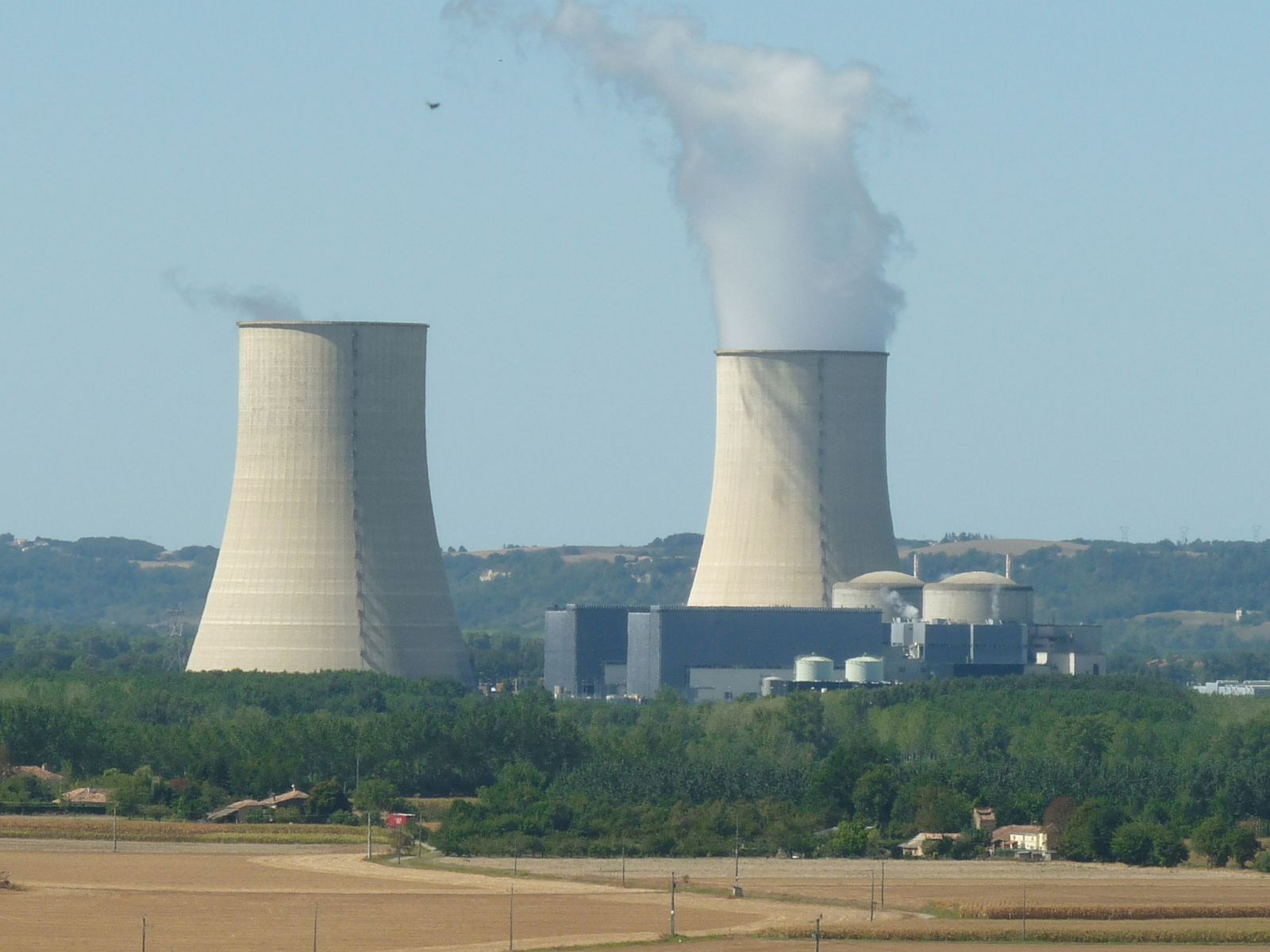 The Golfech nuclear power plant seen from Auvillar, France (illustrative photo)